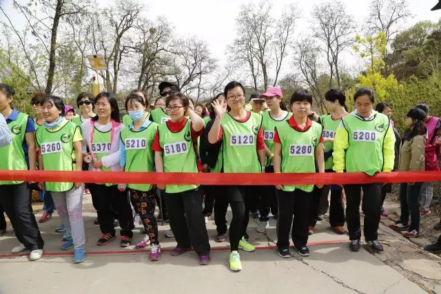 “航空人風(fēng)采”職工登山比賽落下帷幕3.jpg “航空人風(fēng)采”職工登山比賽落下帷幕3.jpg