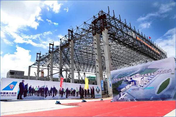 6-貴航生產(chǎn)保障區(qū)一期項目1號機庫鋼結(jié)構(gòu)屋架成功“升頂”.jpg 6-貴航生產(chǎn)保障區(qū)一期項目1號機庫鋼結(jié)構(gòu)屋架成功“升頂”.jpg